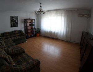 Apartament cu 3 camere, decomandat, in Plopilor