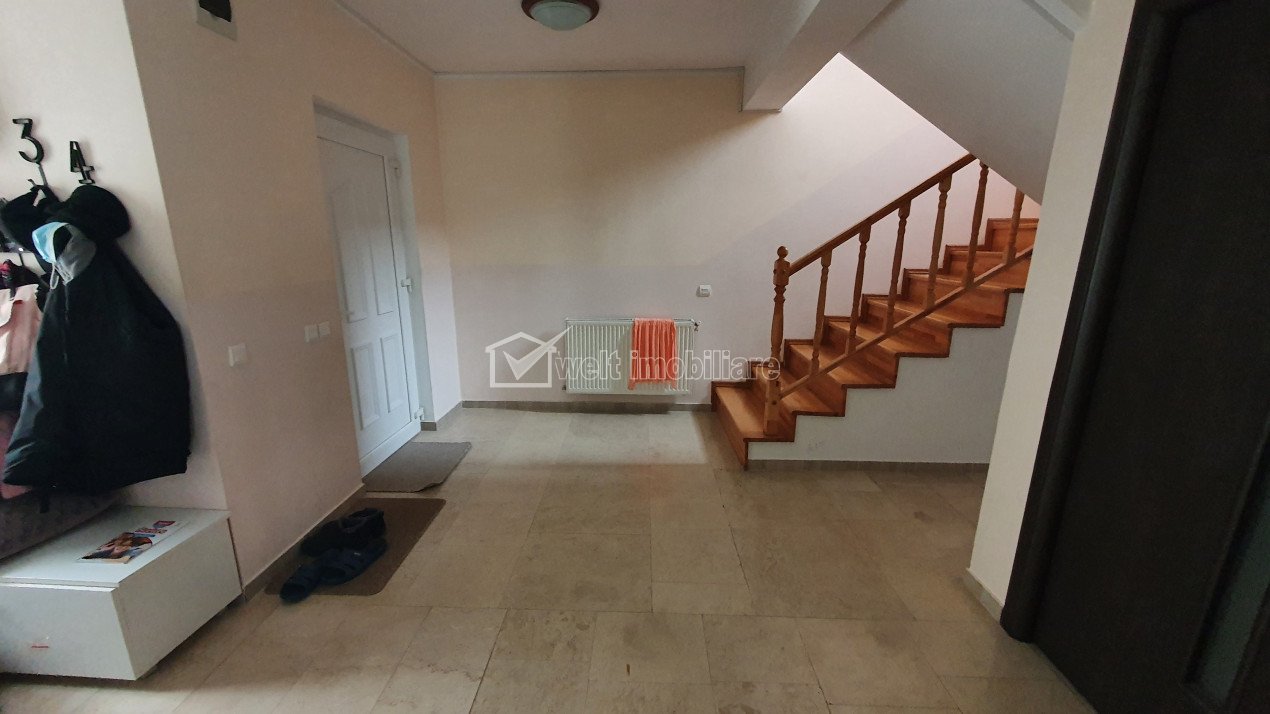 House 4 rooms for sale in Floresti
