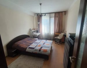 Zona strazii Horea - vanzare apartament 3 camere, decomandat, renovat