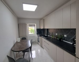 Apartament de inchiriat cu 3 camere, utrafinisat, parcare inclusa