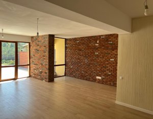 Apartment 4 rooms for sale in Floresti