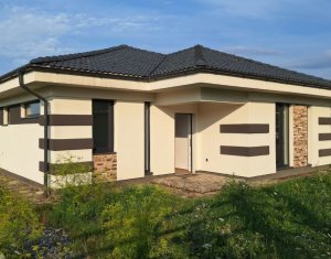 House 4 rooms for sale in Corusu, zone Centru