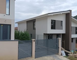 House 4 rooms for sale in Floresti