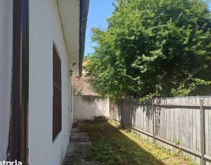 Oportunitate investitie - Casa renovabila, 2 camere, curte comuna, Centru